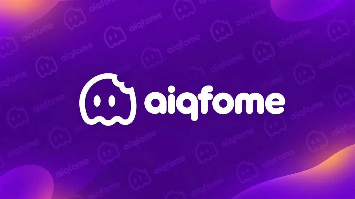 Logomarca da aiqfome em destaque sobre arte institucional roxa