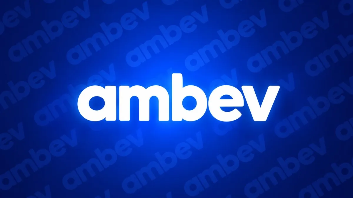 Logomarca branca da Ambev sobre fundo azul com padrão diagonal