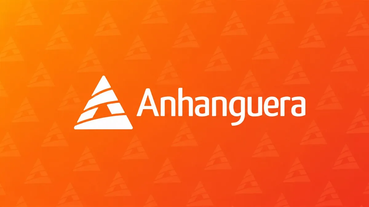 Logomarca branca da Anhanguera sobre fundo laranja com padrão geométrico