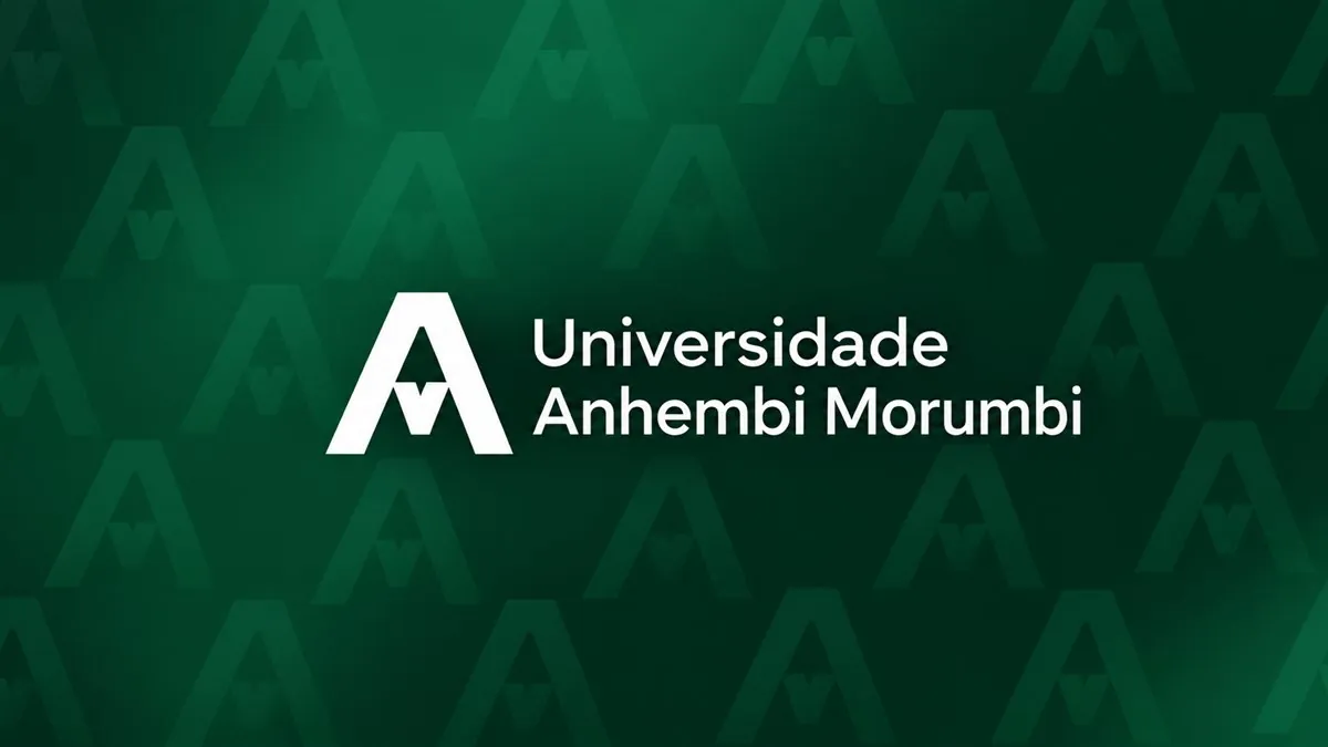 Logomarca branca da Universidade Anhembi Morumbi sobre fundo verde