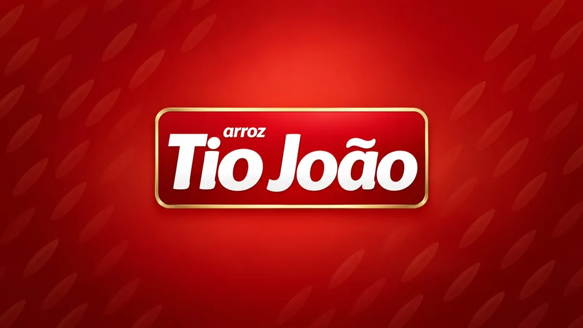 Logomarca branca do Arroz Tio João sobre fundo vermelho com padrão de grãos