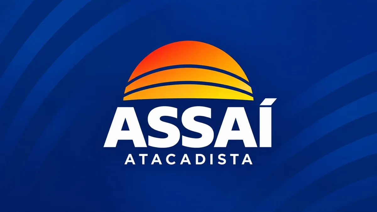 Logomarca branca do Assaí Atacadista com sol laranja sobre fundo azul
