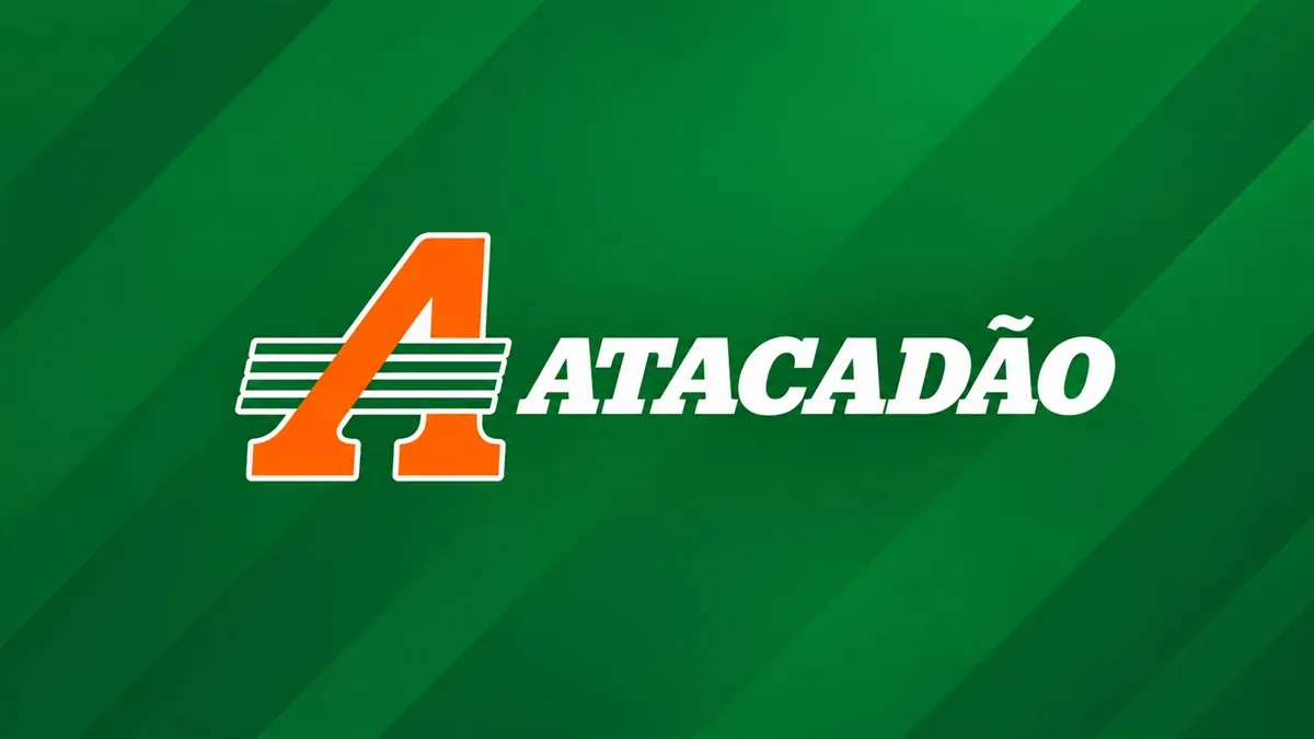 Logomarca branca e laranja do Atacadão sobre fundo verde institucional