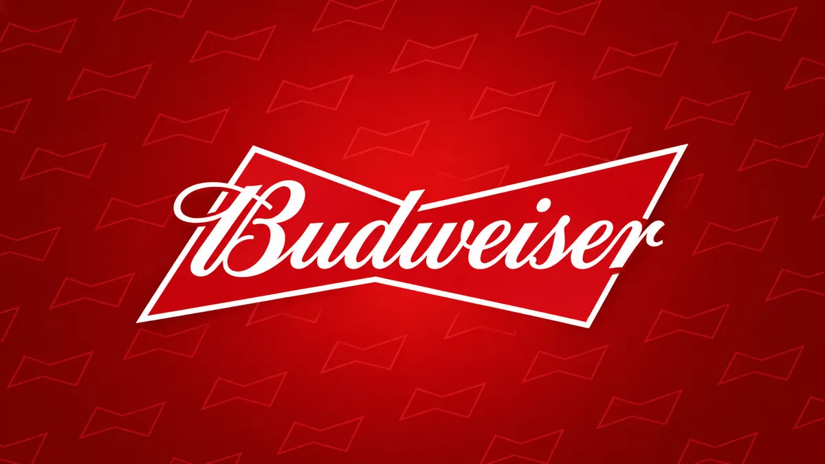 Logomarca branca da Budweiser sobre fundo vermelho com padrão diagonal