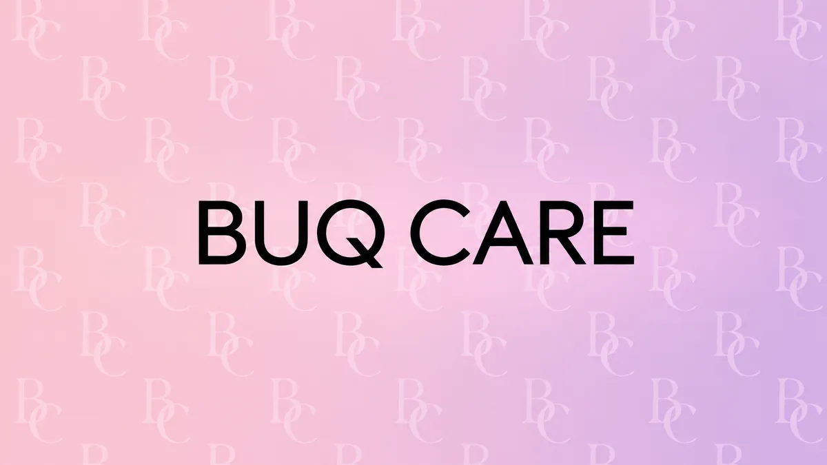 Logomarca Buq Care sobre fundo rosa e lilás com monogramas diagonais