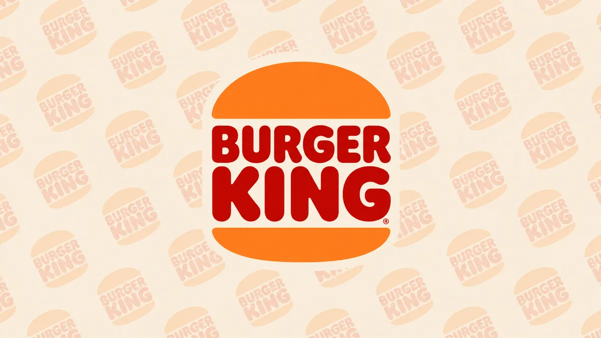 Logomarca vermelha e laranja do Burger King sobre padrão diagonal claro