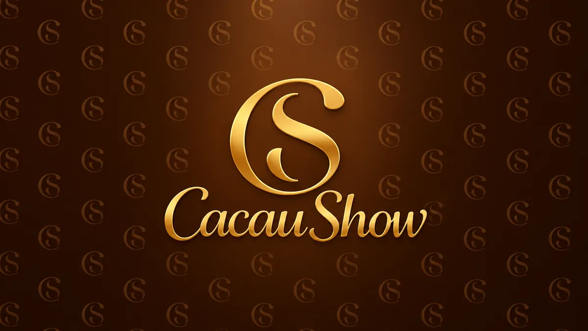 Logomarca dourada da Cacau Show sobre fundo marrom com padrão diagonal