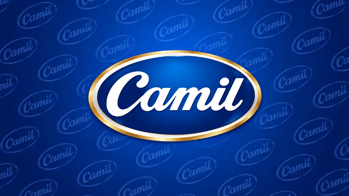 Logomarca branca da Camil sobre fundo azul com padrão diagonal