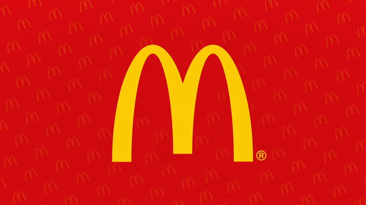 Arcos dourados do McDonald's em composição institucional